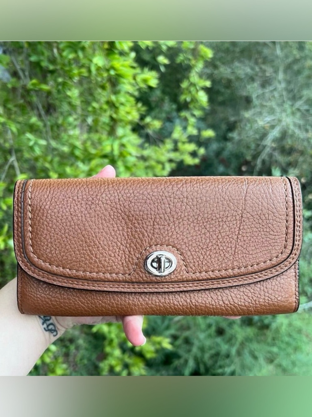VINTAGE COACH Tan Pebble Leather w Silver Hardware Turnlock Envelope Wallet
